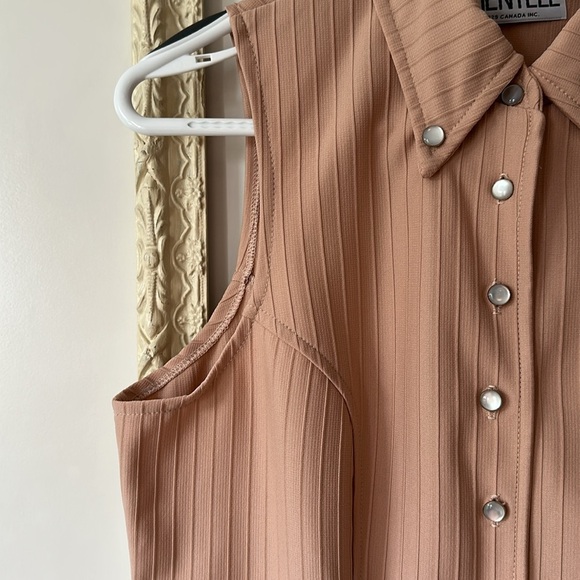 CLIENTELLE | Vintage Tan Sleeveless Button Up Blouse Top - Picture 4 of 13